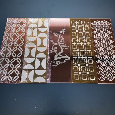 Metalllasermarkierungsmaschine für das Schnitzen von dekorativen Plaketten aus Edelstahl für Aufzüge