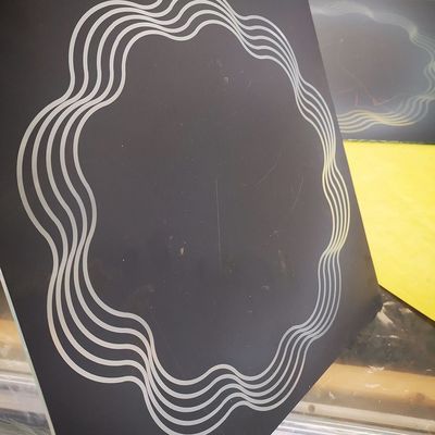 Minifaserlasergravurmaschine für Glas-Low-E-Gravur und Spiegelfarbstreifen