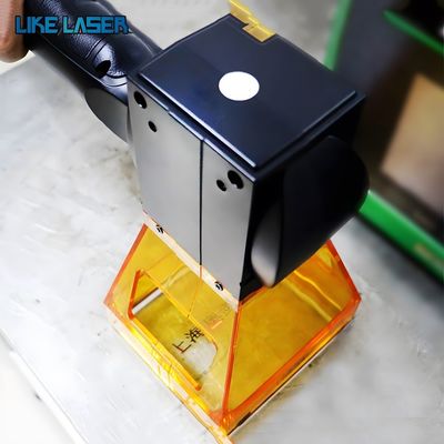 Mini-tragbare handgeführte Faserlasermarkierungsmaschine 20W 30W 50W für Metall-harte Kunststoffreifen